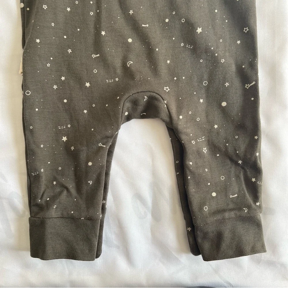 Red Caribou Close to the Stars Button Jumpsuit in Grey Size 0-3 Months